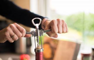 Ouvrir une bouteille de vin sans tire-bouchon : les méthodes sûres et celles à éviter