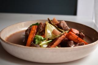 Bœuf bourguignon : quel vin pour la cuisson et lequel servir à table